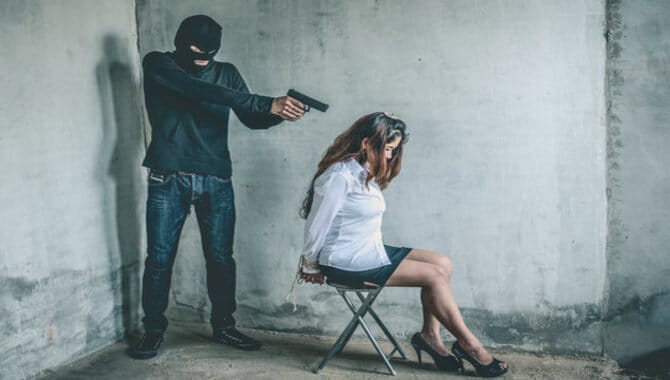 8 Steps To Survive A Hostage Situation - Safely
