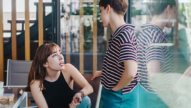 4 Ways To Get Over Uncertainty In Your Relationship Without Pulling Away